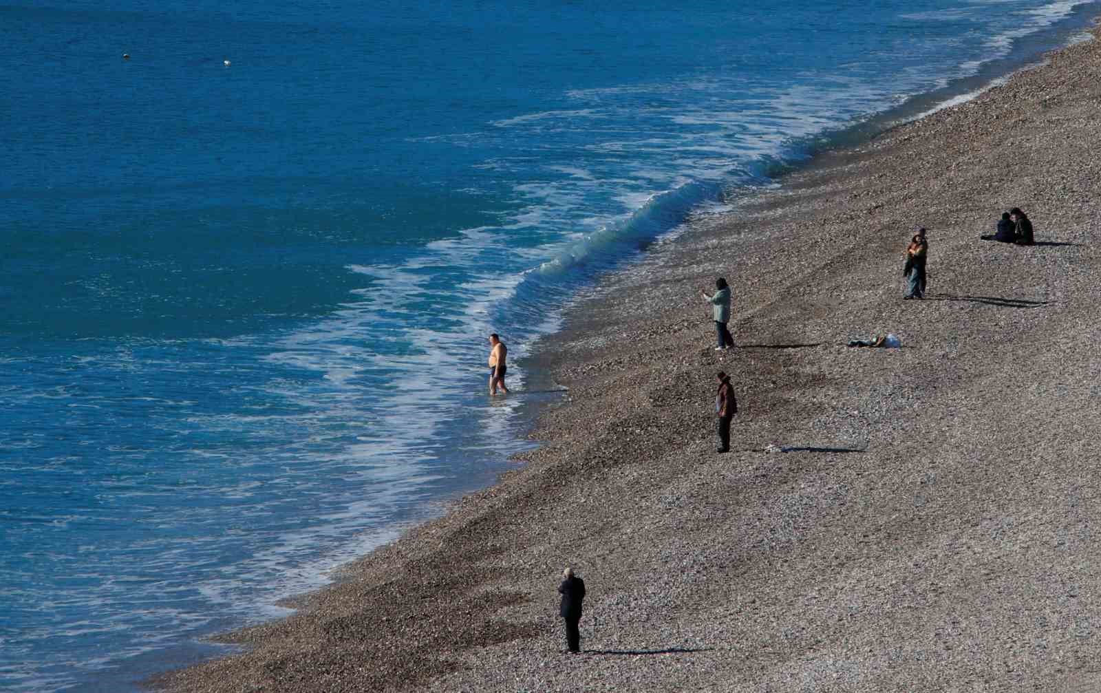 Antalya’da karlı dağların gölgesinde deniz keyfi

