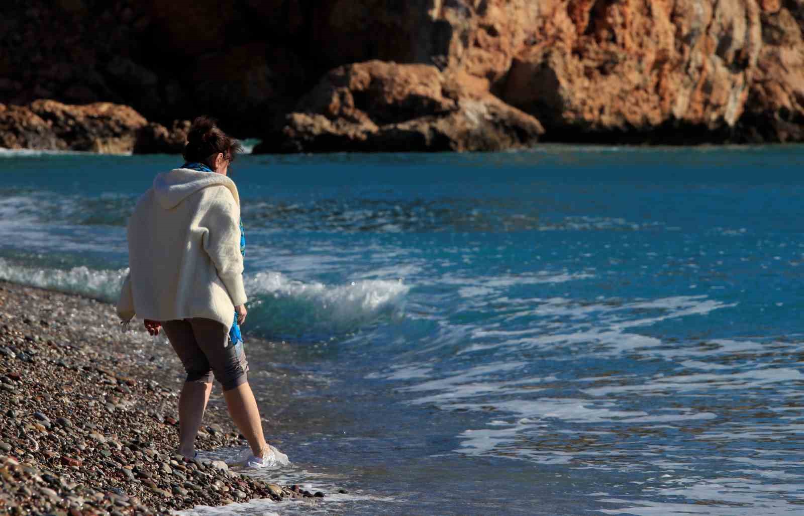 Antalya’da karlı dağların gölgesinde deniz keyfi
