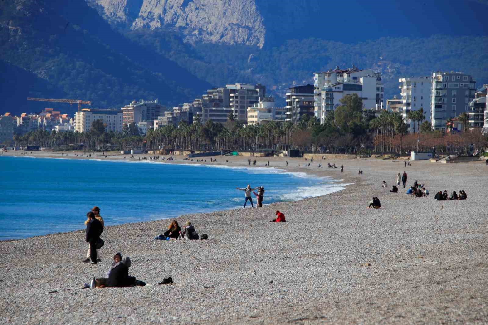 Antalya’da karlı dağların gölgesinde deniz keyfi
