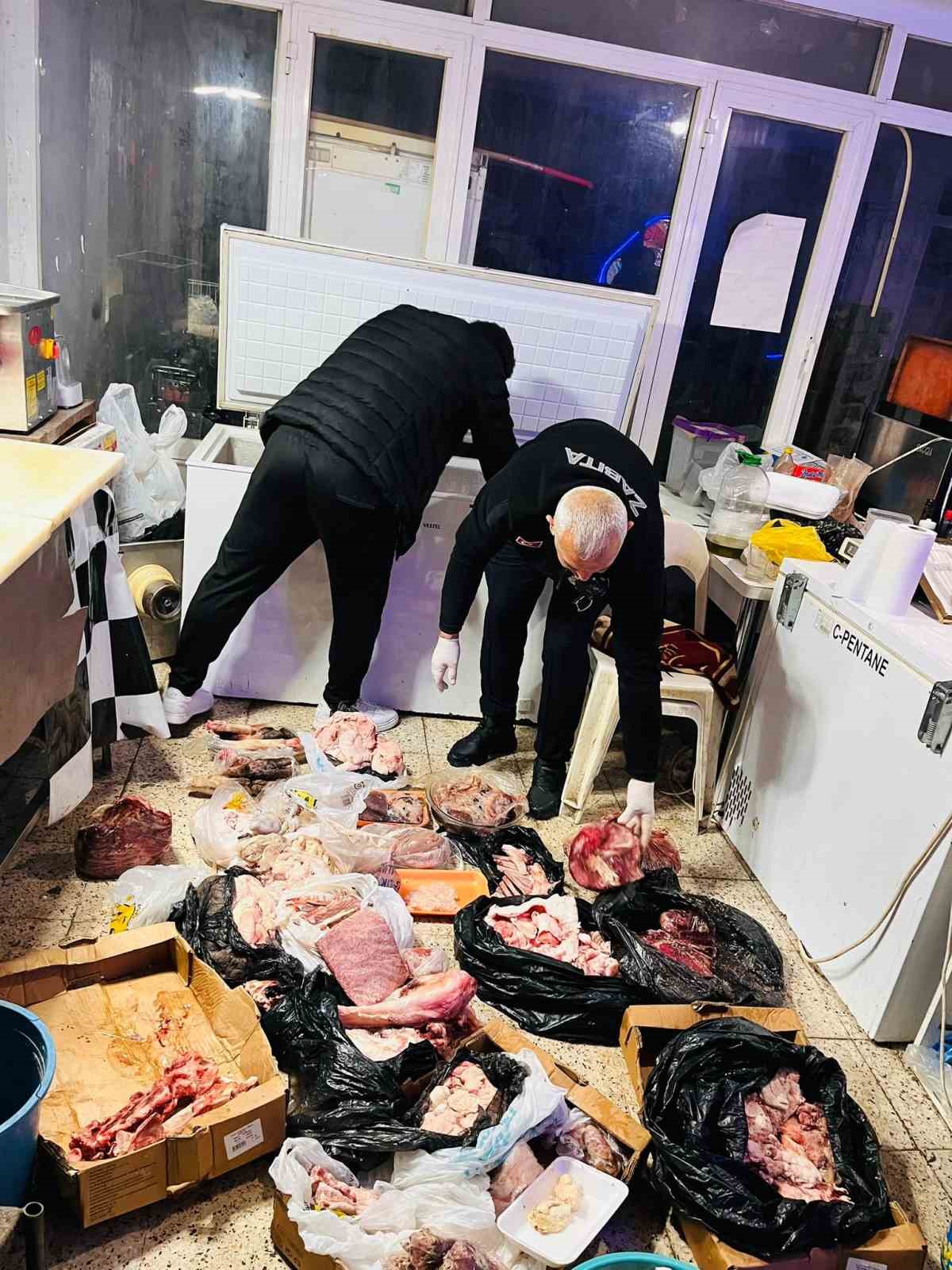 Antalya’da kasap dükkanında mide bulandıran görüntü: Zabıtalar gözlerine inanamadı
