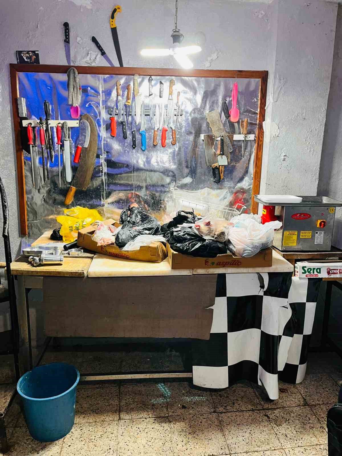 Antalya’da kasap dükkanında mide bulandıran görüntü: Zabıtalar gözlerine inanamadı
