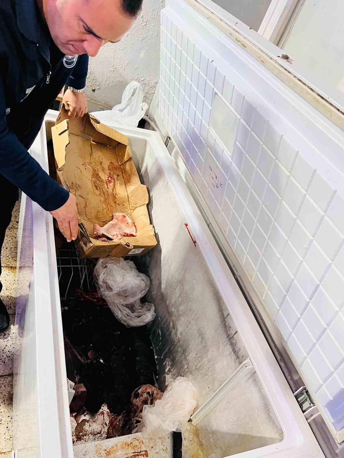 Antalya’da kasap dükkanında mide bulandıran görüntü: Zabıtalar gözlerine inanamadı
