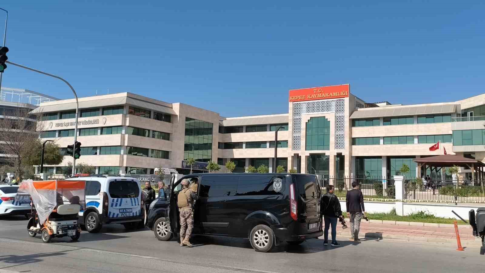 Antalya’da Kaymakamlık binasında ateş açtı, kendisini odaya kilitledi
