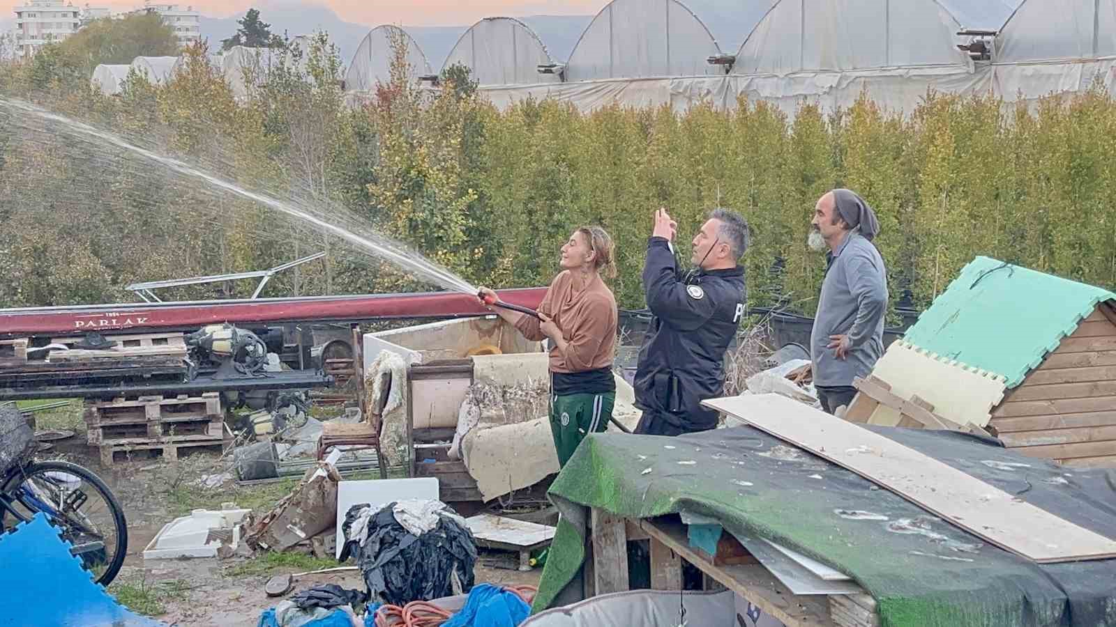 Antalya’da konteyner ev alevlere teslim oldu: 2 kedi telef oldu
