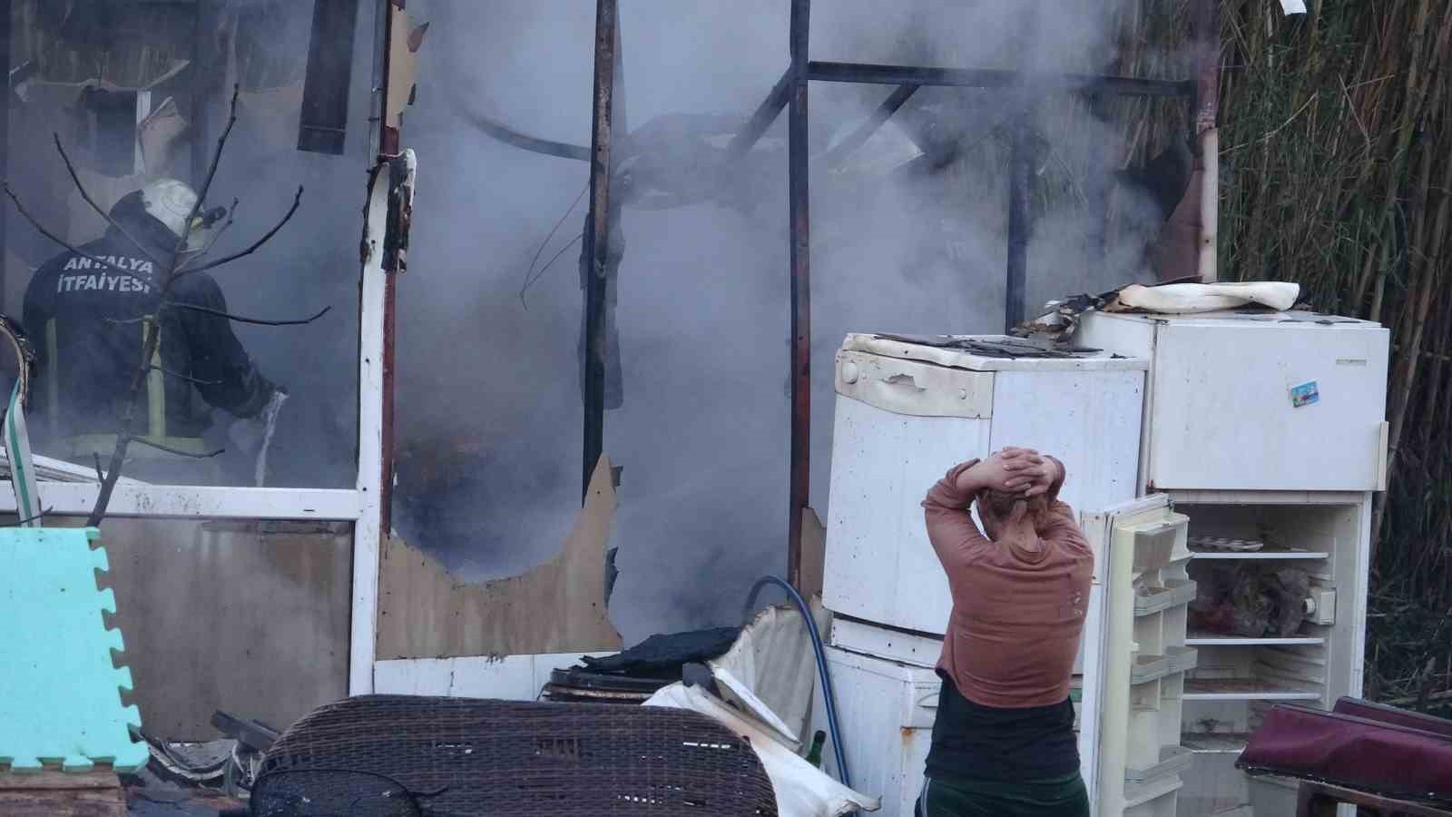 Antalya’da konteyner ev alevlere teslim oldu: 2 kedi telef oldu
