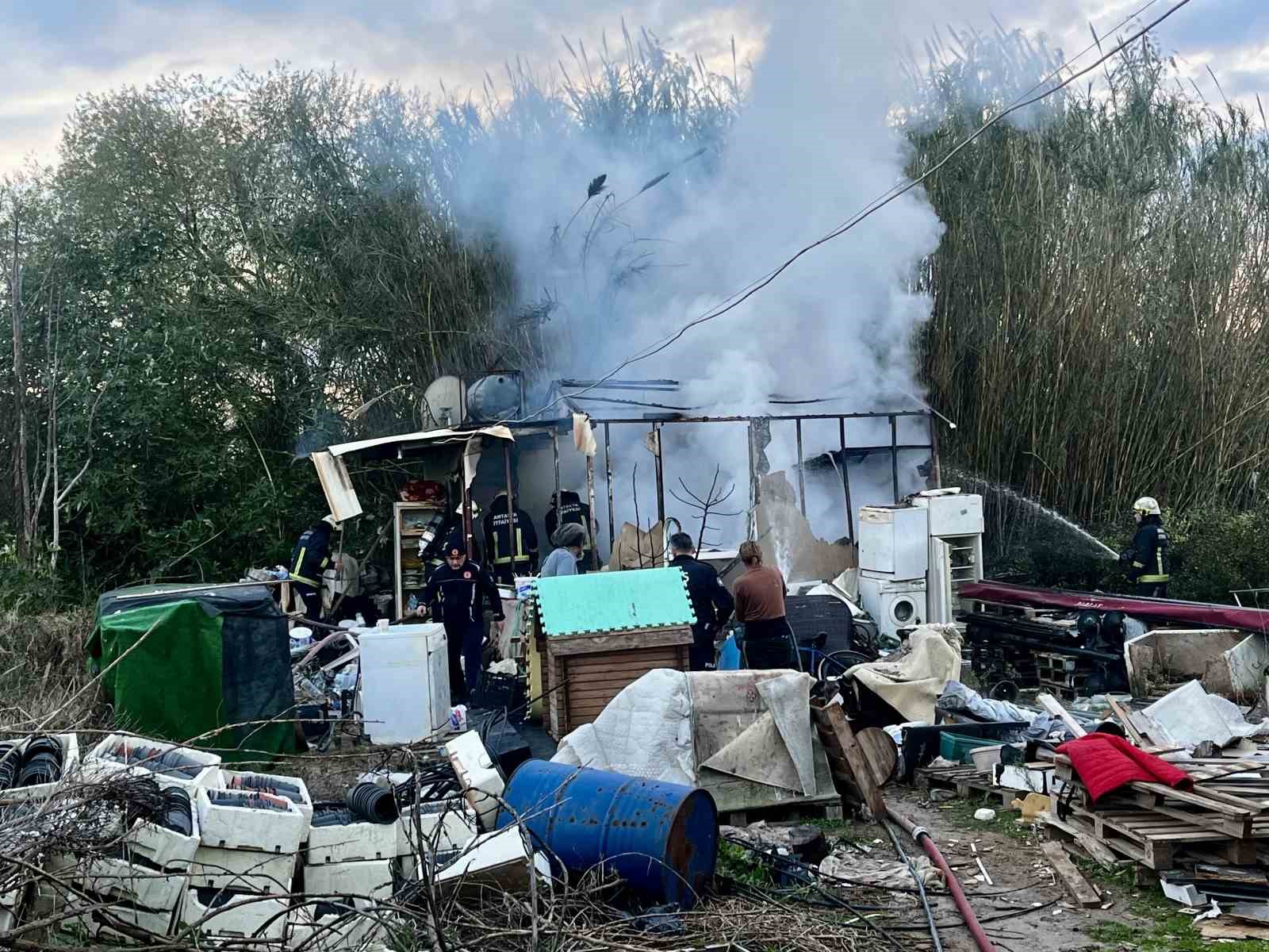 Antalya’da konteyner ev alevlere teslim oldu: 2 kedi telef oldu
