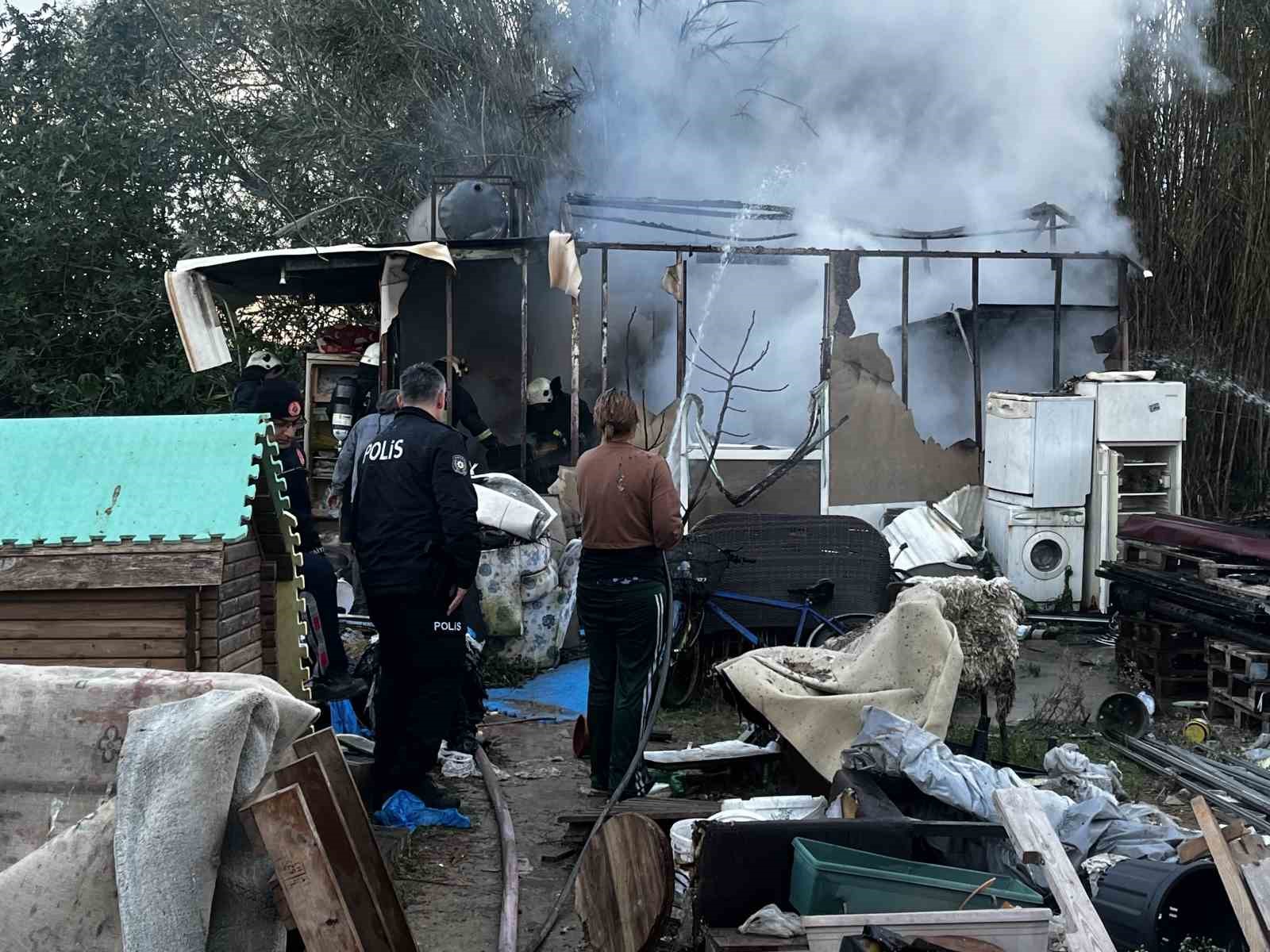 Antalya’da konteyner ev alevlere teslim oldu: 2 kedi telef oldu
