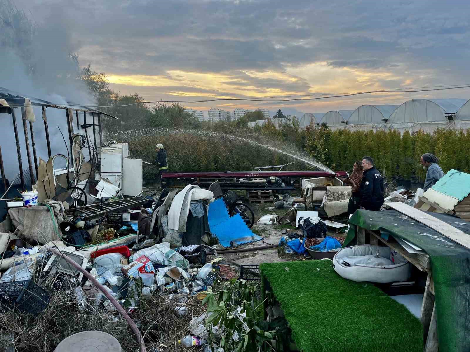 Antalya’da konteyner ev alevlere teslim oldu: 2 kedi telef oldu
