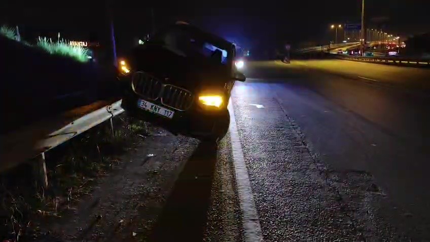 Antalya’da kontrolden çıkan lüks cip, bariyerlerin üzerinde asılı kaldı
