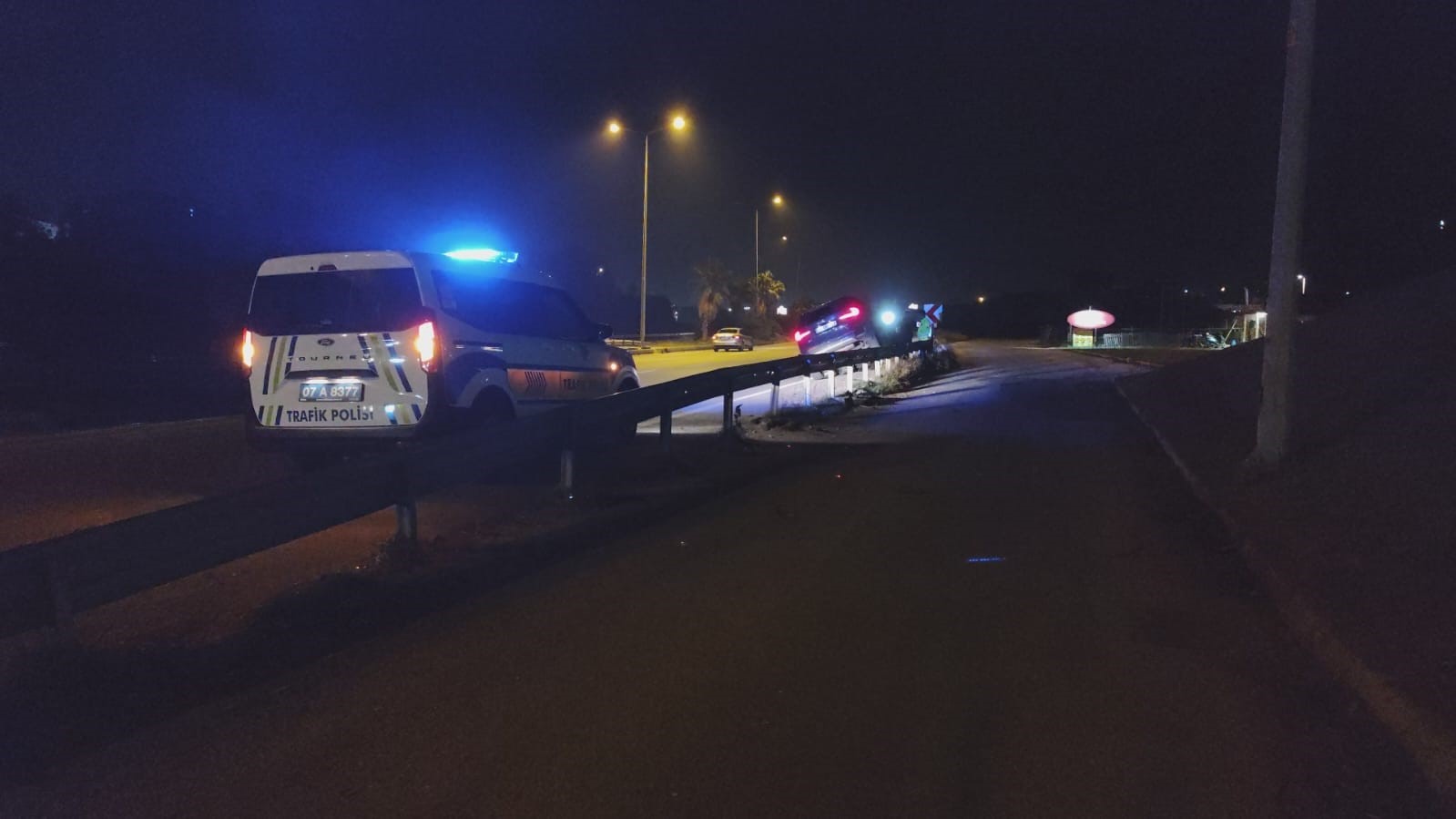 Antalya’da kontrolden çıkan lüks cip, bariyerlerin üzerinde asılı kaldı
