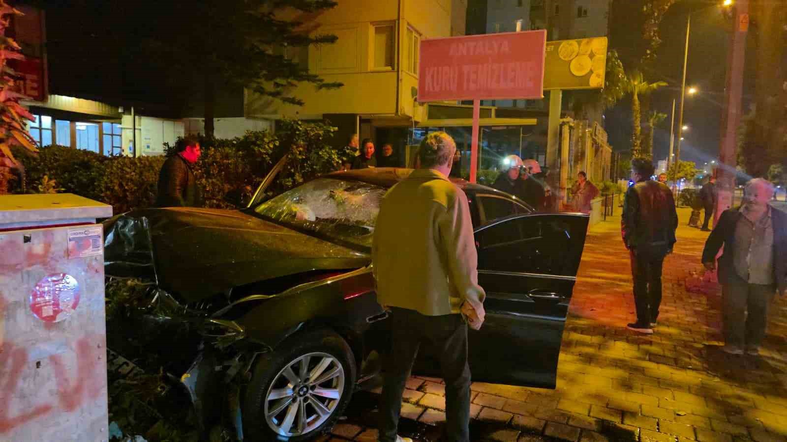 Antalya’da kontrolden çıkan lüks otomobil duvara çarptı: 1 ölü
