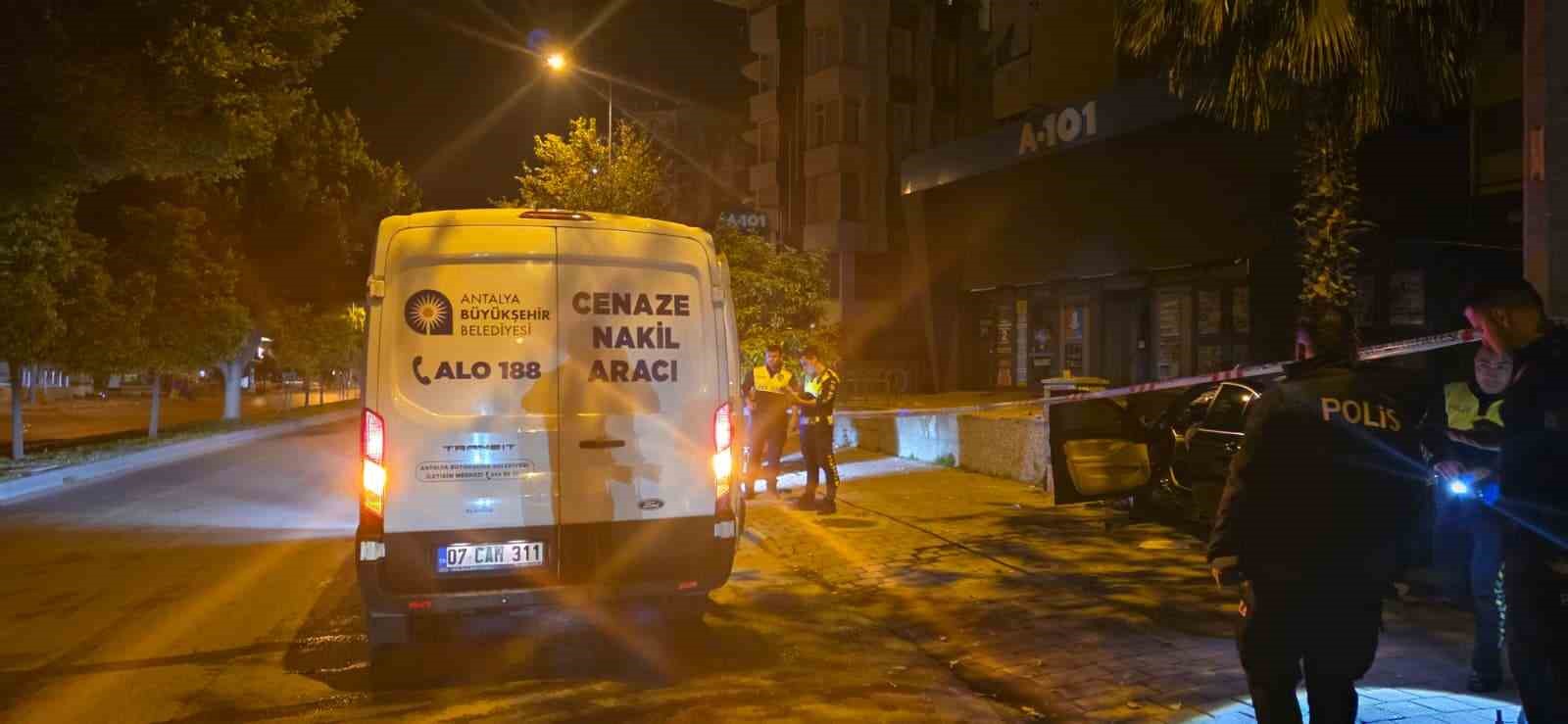 Antalya’da kontrolden çıkan lüks otomobil duvara çarptı: 1 ölü

