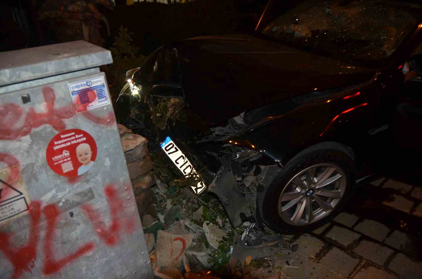 Antalya’da kontrolden çıkan lüks otomobil duvara çarptı: 1 ölü
