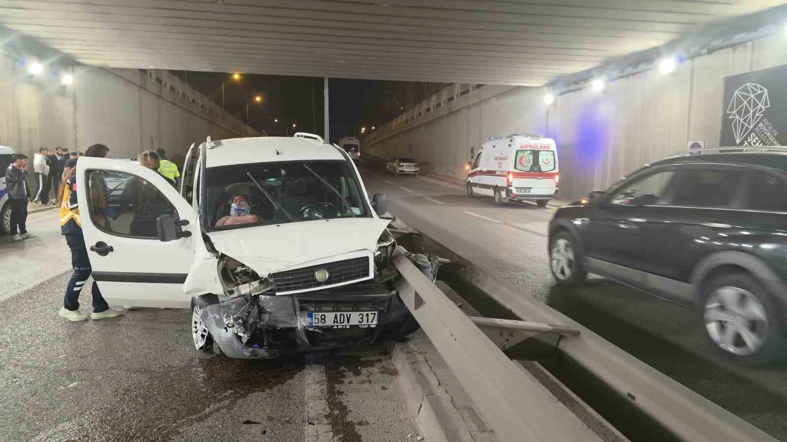 Antalya’da kontrolden çıkan otomobil bariyerlere çarptı: 3 yaralı
