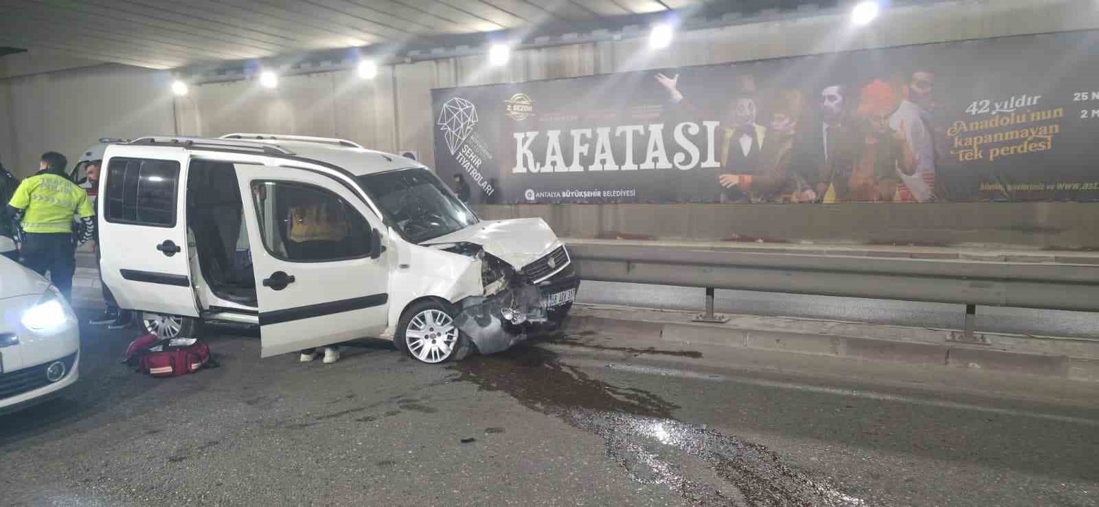 Antalya’da kontrolden çıkan otomobil bariyerlere çarptı: 3 yaralı
