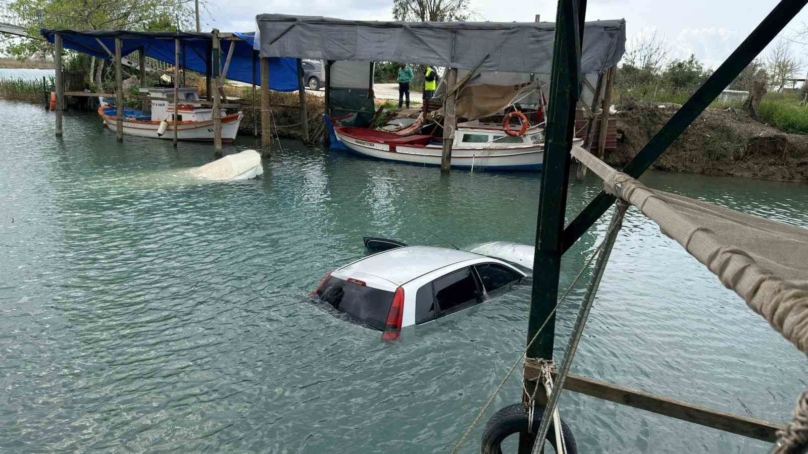Antalya’da kontrolden çıkan otomobil ırmağa uçtu
