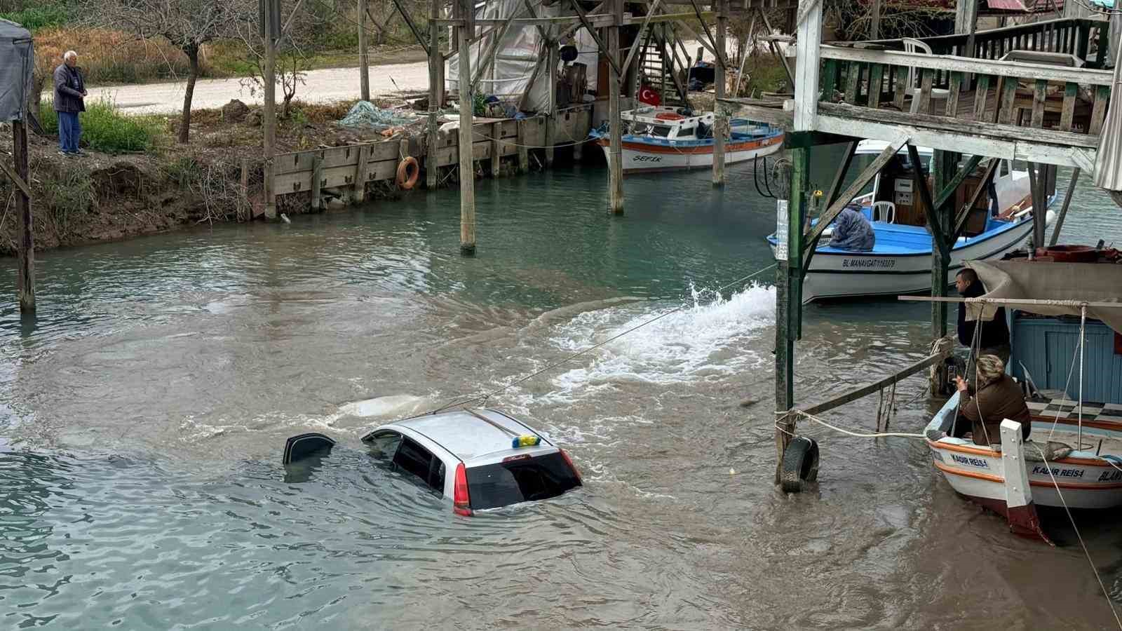 Antalya’da kontrolden çıkan otomobil ırmağa uçtu
