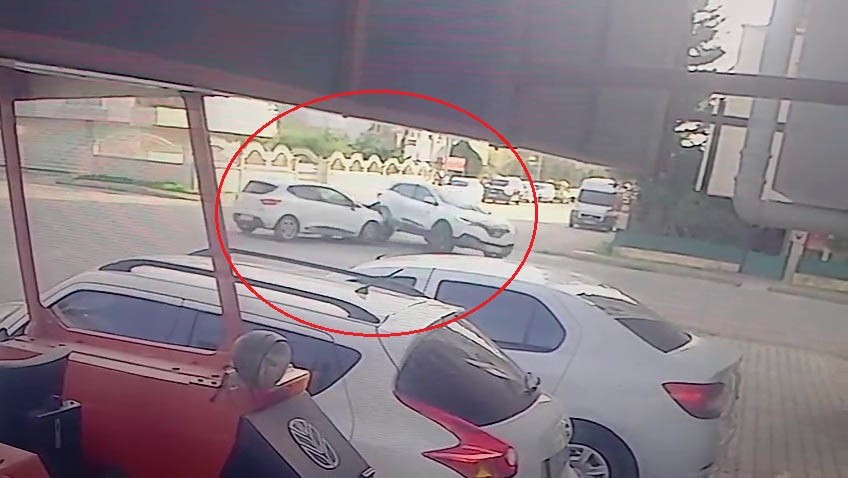 Antalya’da kontrolsüz kavşakta otomobiller çarpıştı: 2 yaralı
