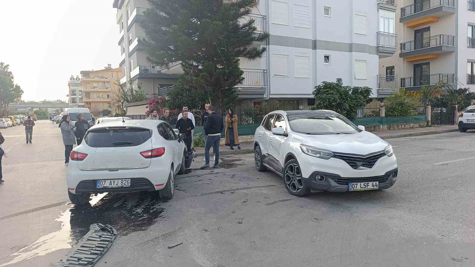 Antalya’da kontrolsüz kavşakta otomobiller çarpıştı: 2 yaralı
