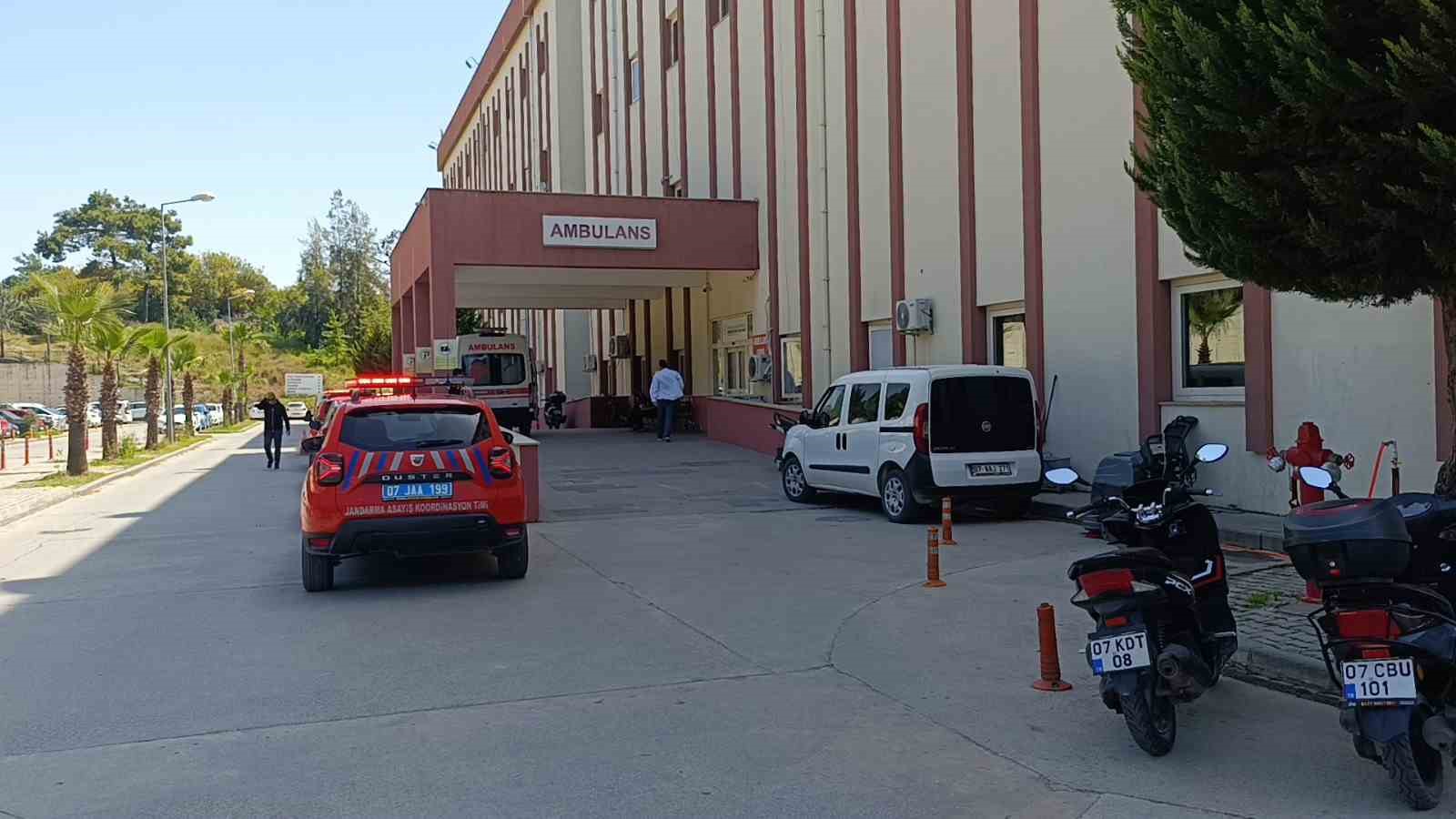 Antalya’da küçük çocuk ikinci kattan düştü, olayı kırıklarla atlattı
