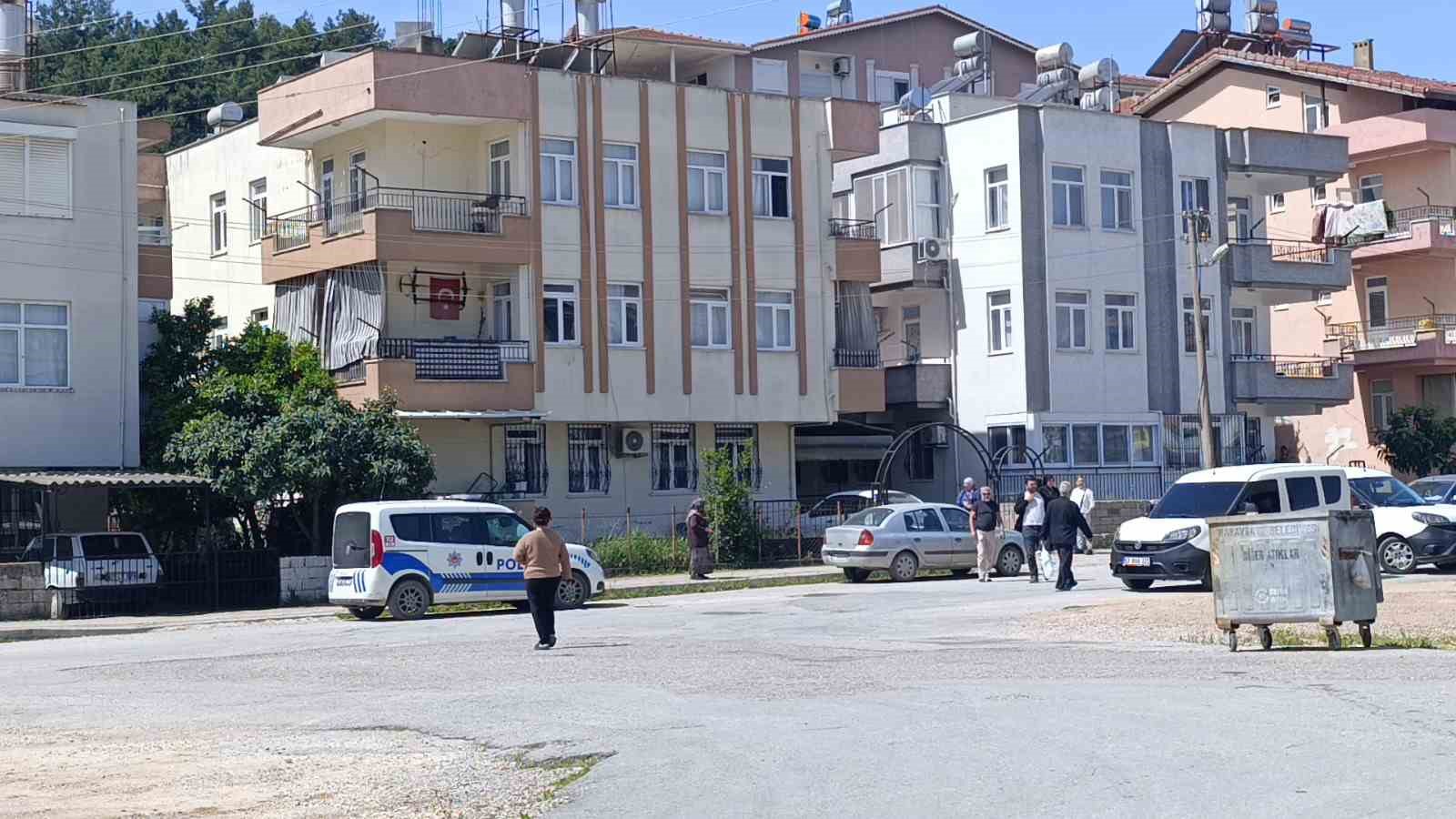 Antalya’da küçük çocuk ikinci kattan düştü, olayı kırıklarla atlattı
