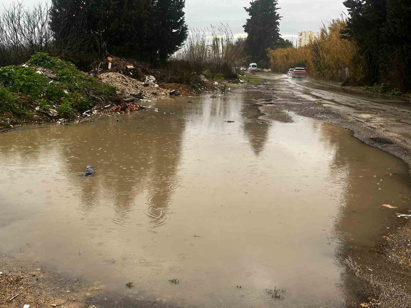 Antalya’da kuvvetli sağanak taşkınlara yol açtı minibüste mahsur kalanlar kepçe yardımıyla kurçarıldı
