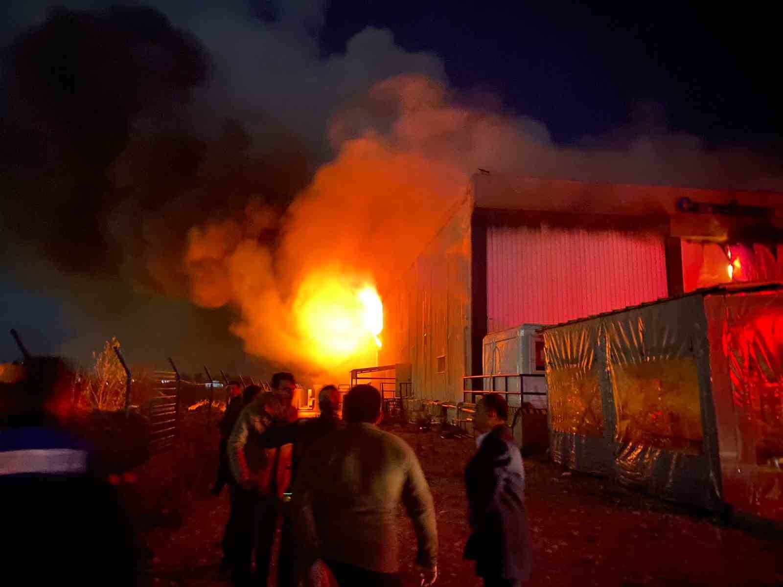 Antalya’da market deposu alev alev yandı, temel gıda alanı küle döndü
