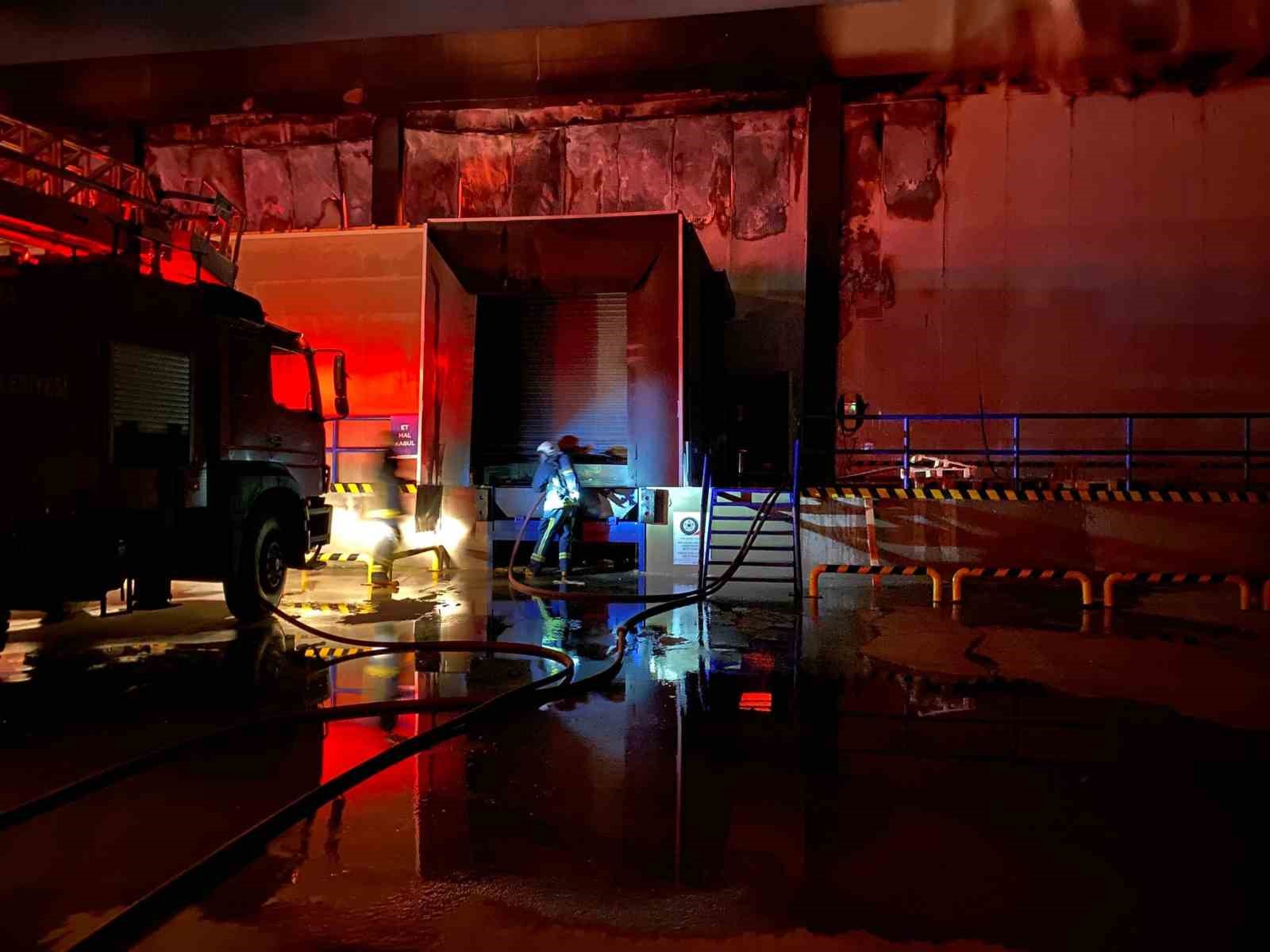 Antalya’da market deposu alev alev yandı, temel gıda alanı küle döndü
