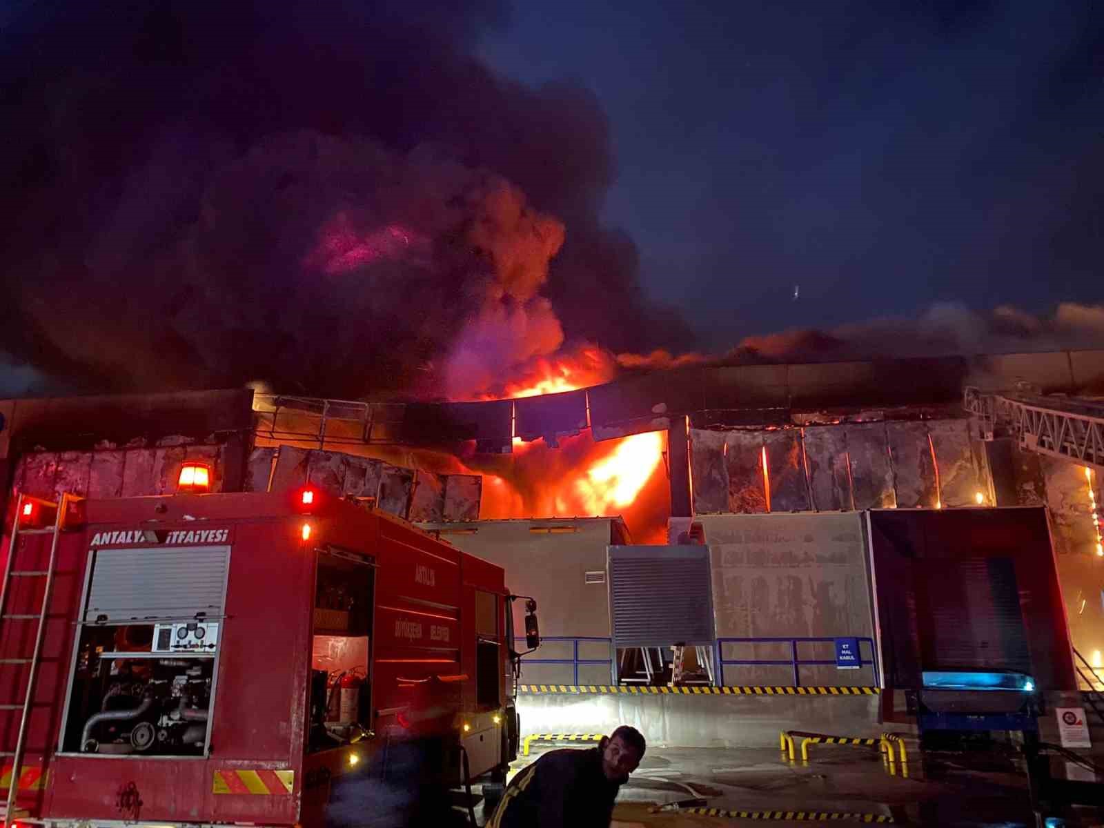 Antalya’da market deposu alev alev yandı, temel gıda alanı küle döndü
