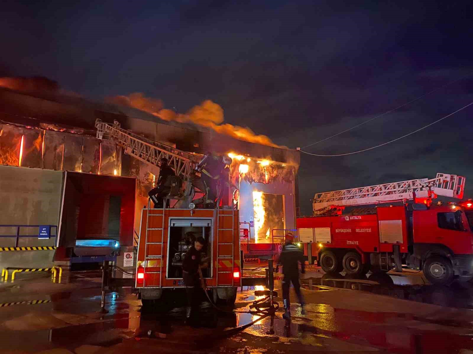 Antalya’da market deposu alev alev yandı, temel gıda alanı küle döndü
