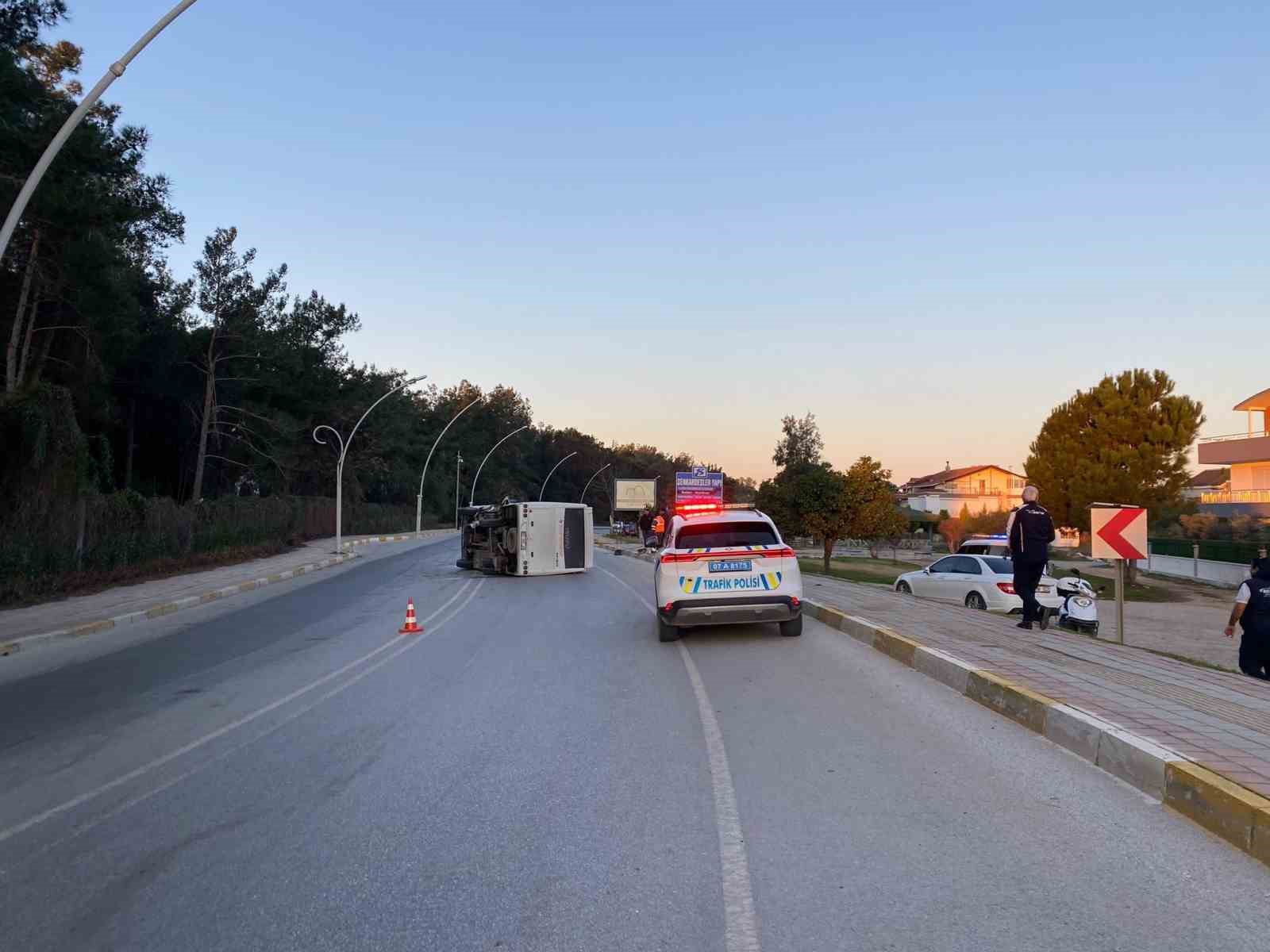 Antalya’da midibüs ile otomobil çarpıştı: 3 yaralı
