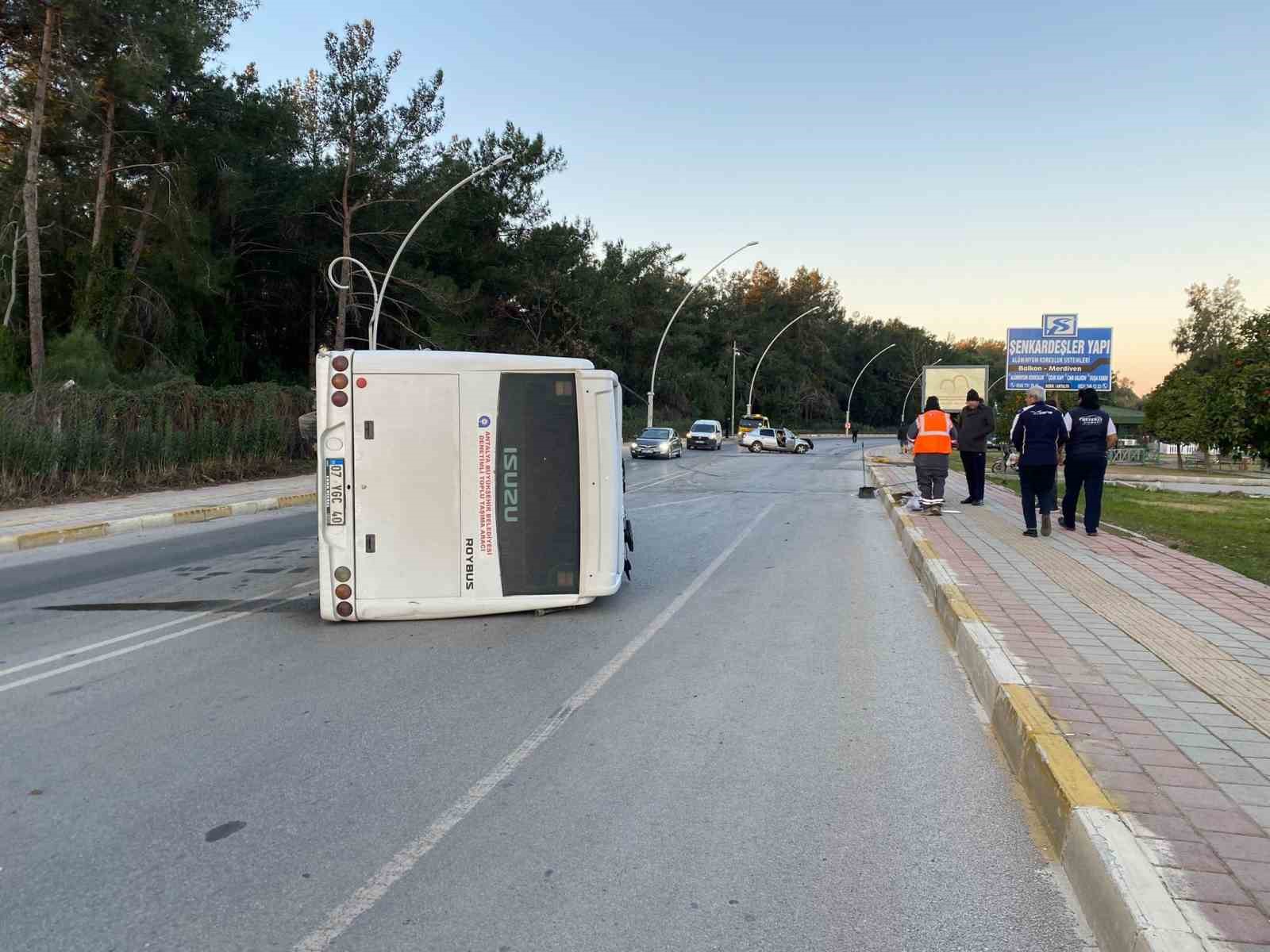 Antalya’da midibüs ile otomobil çarpıştı: 3 yaralı
