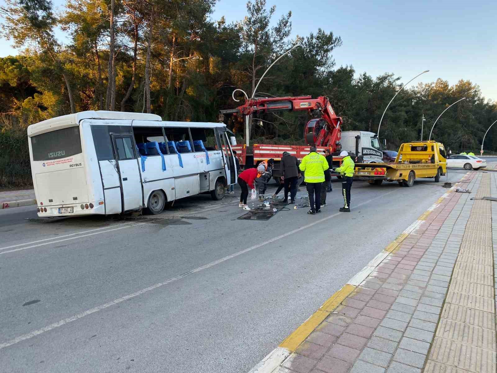 Antalya’da midibüs ile otomobil çarpıştı: 3 yaralı
