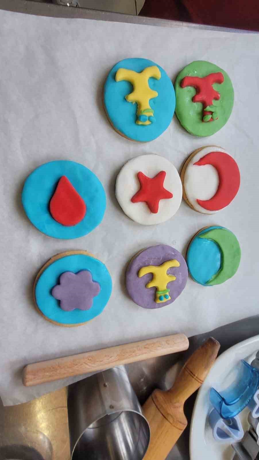 Antalya’da minikler mutfağa girdi, renkli kurabiyeler ortaya çıktı
