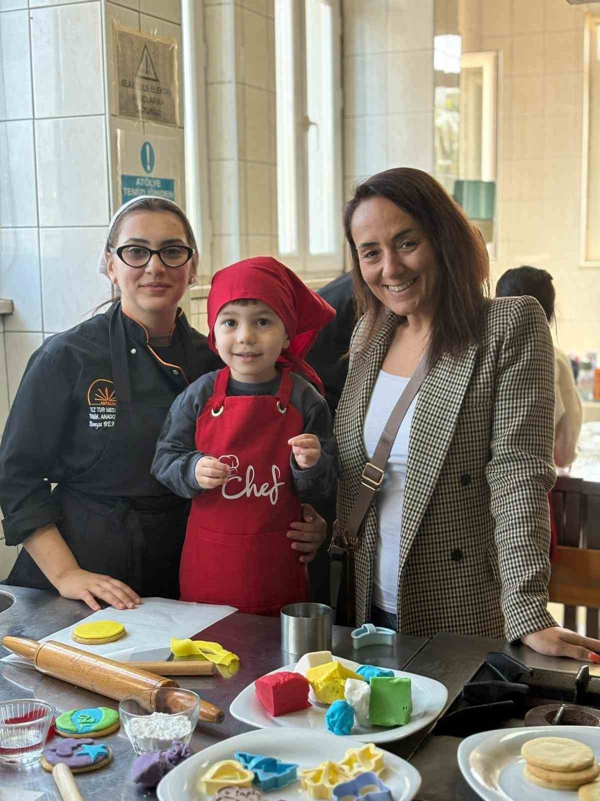 Antalya’da minikler mutfağa girdi, renkli kurabiyeler ortaya çıktı
