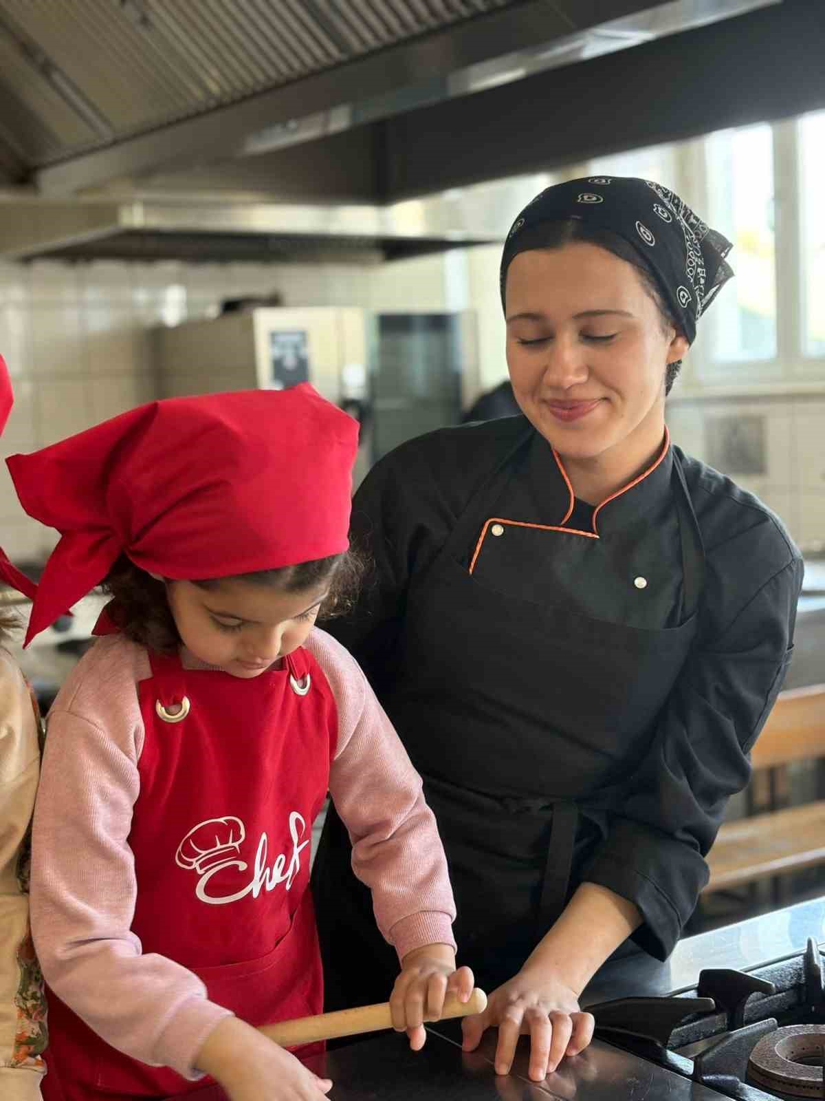 Antalya’da minikler mutfağa girdi, renkli kurabiyeler ortaya çıktı
