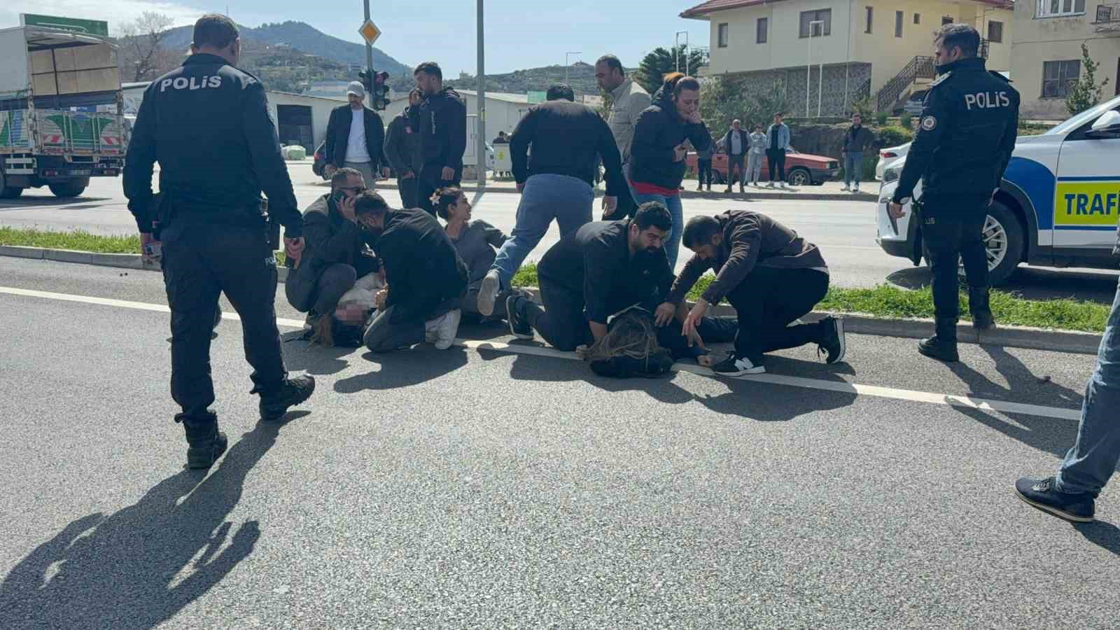 Antalya’da motosiklet hafif ticari araçla çarpıştı: 2 yaralı
