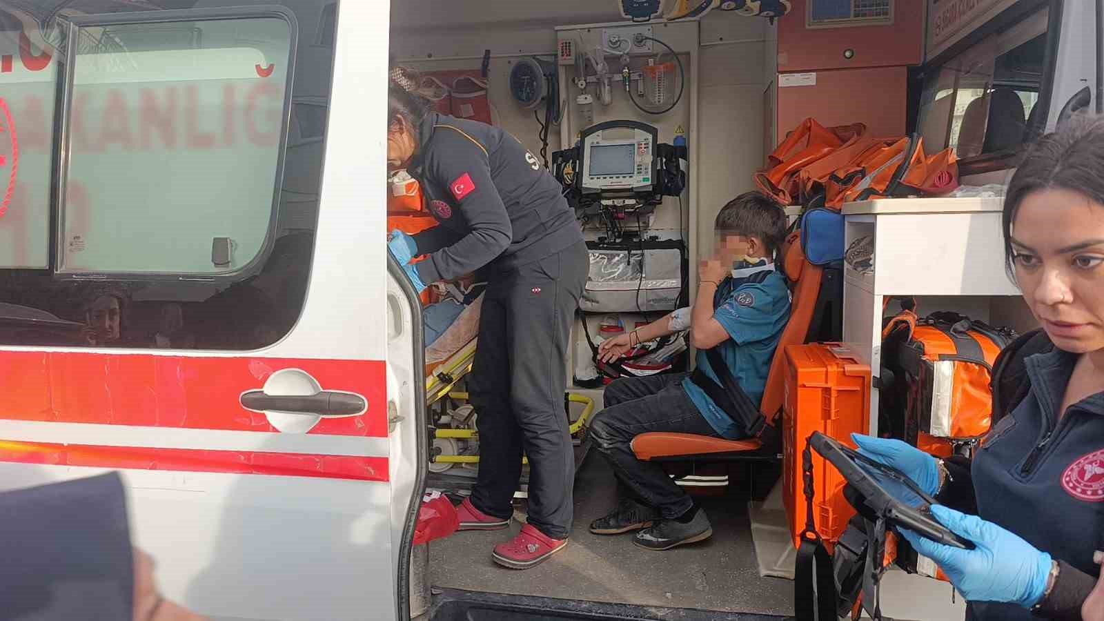 Antalya’da motosiklet ile elektrikli bisiklet çarpıştı: 3’ü çocuk 4 yaralı
