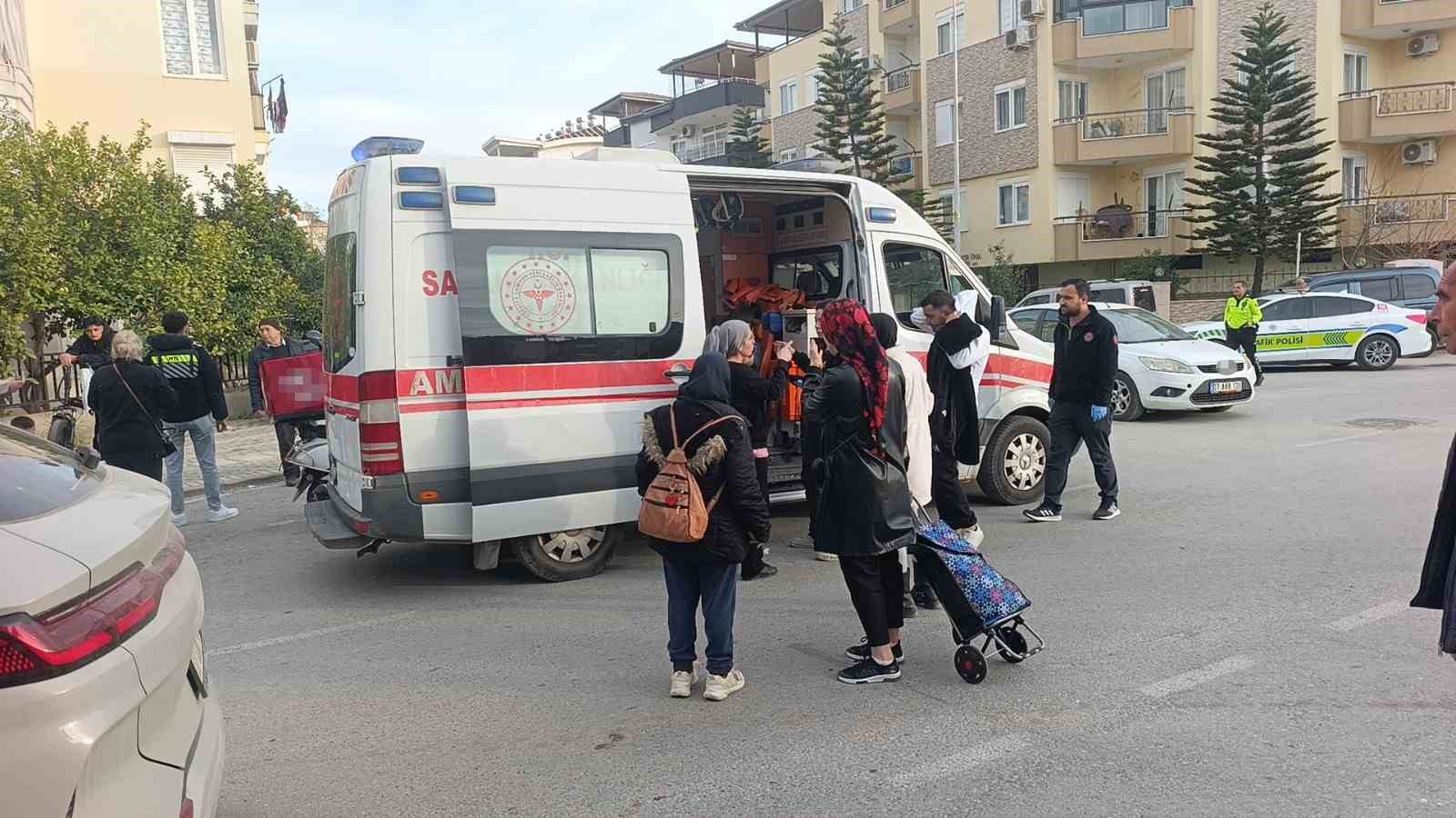 Antalya’da motosiklet ile elektrikli bisiklet çarpıştı: 3’ü çocuk 4 yaralı
