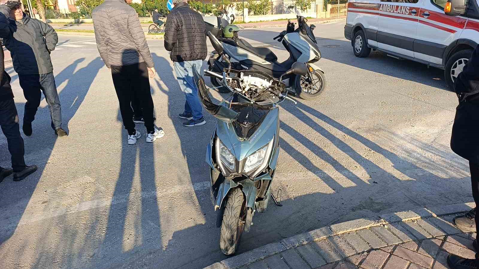 Antalya’da motosiklet ile otomobil çarpıştı: 2 yaralı
