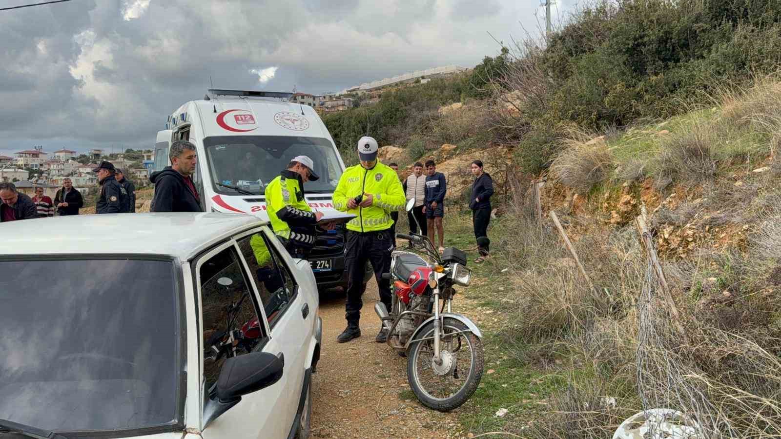 Antalya’da motosiklet uçuruma yuvarlandı: 2 yaralı
