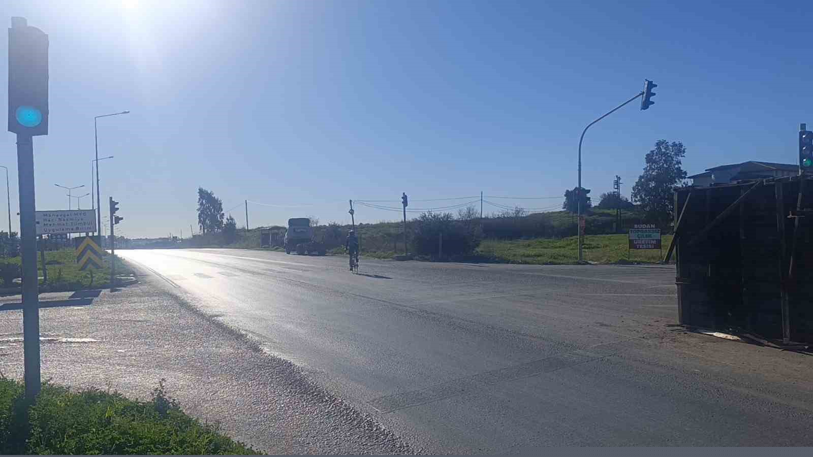 Antalya’da muz yüklü kamyonun kasası yola savruldu
