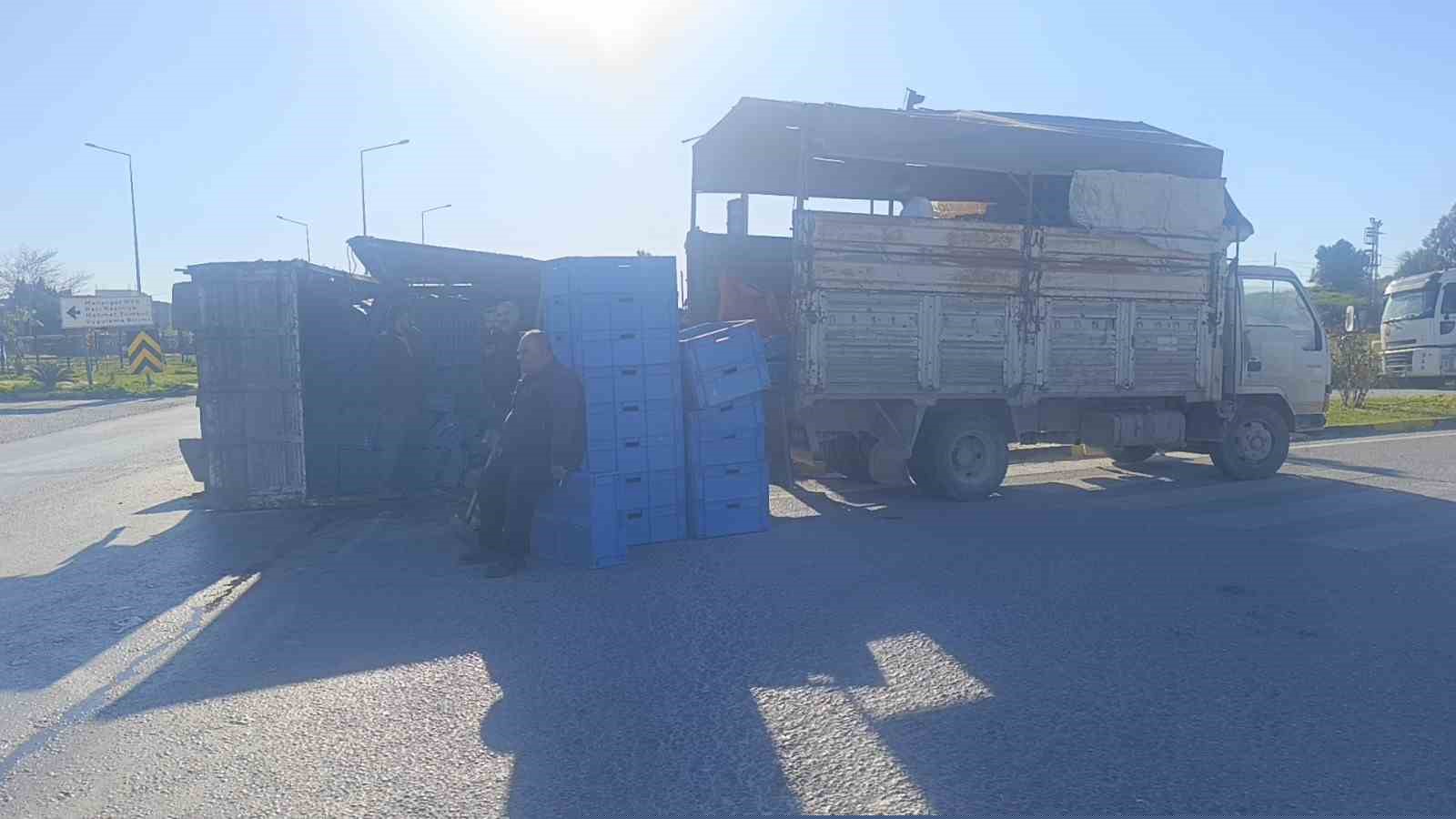 Antalya’da muz yüklü kamyonun kasası yola savruldu
