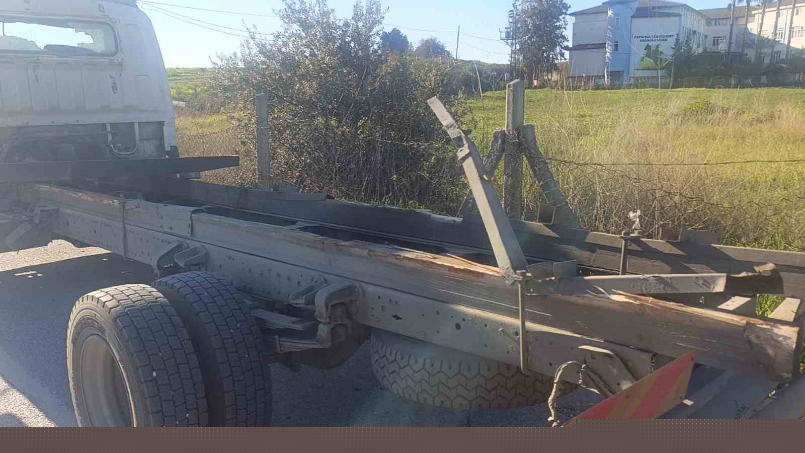 Antalya’da muz yüklü kamyonun kasası yola savruldu
