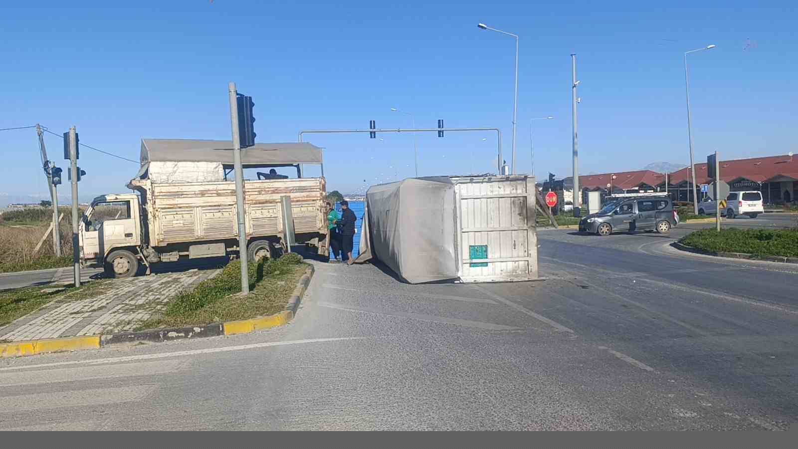 Antalya’da muz yüklü kamyonun kasası yola savruldu
