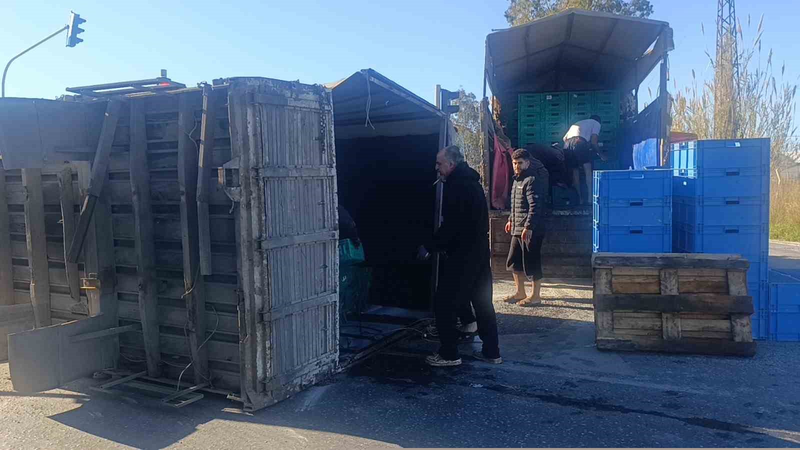 Antalya’da muz yüklü kamyonun kasası yola savruldu
