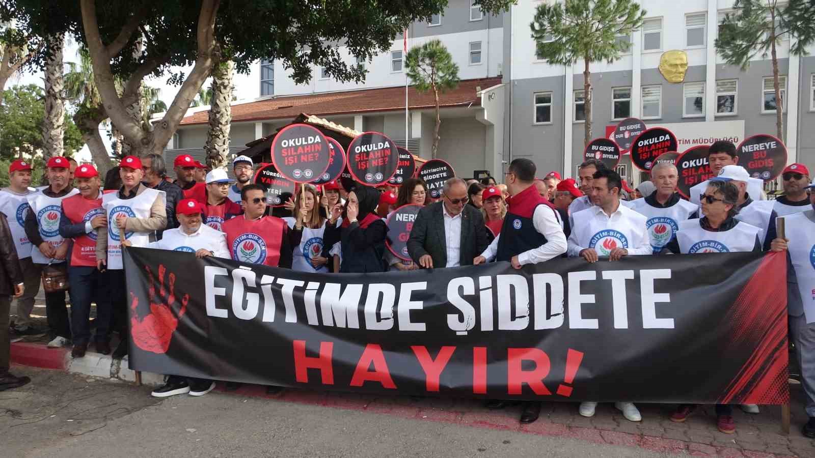 Antalya’da okullara yapılan saldırılar protesto edildi
Antalya’da okullara yapılan saldırılar protesto edildi