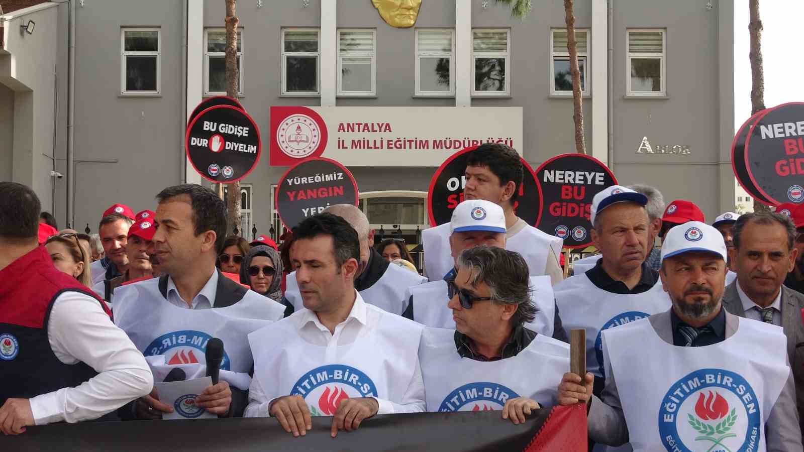 Antalya’da okullara yapılan saldırılar protesto edildi
Antalya’da okullara yapılan saldırılar protesto edildi