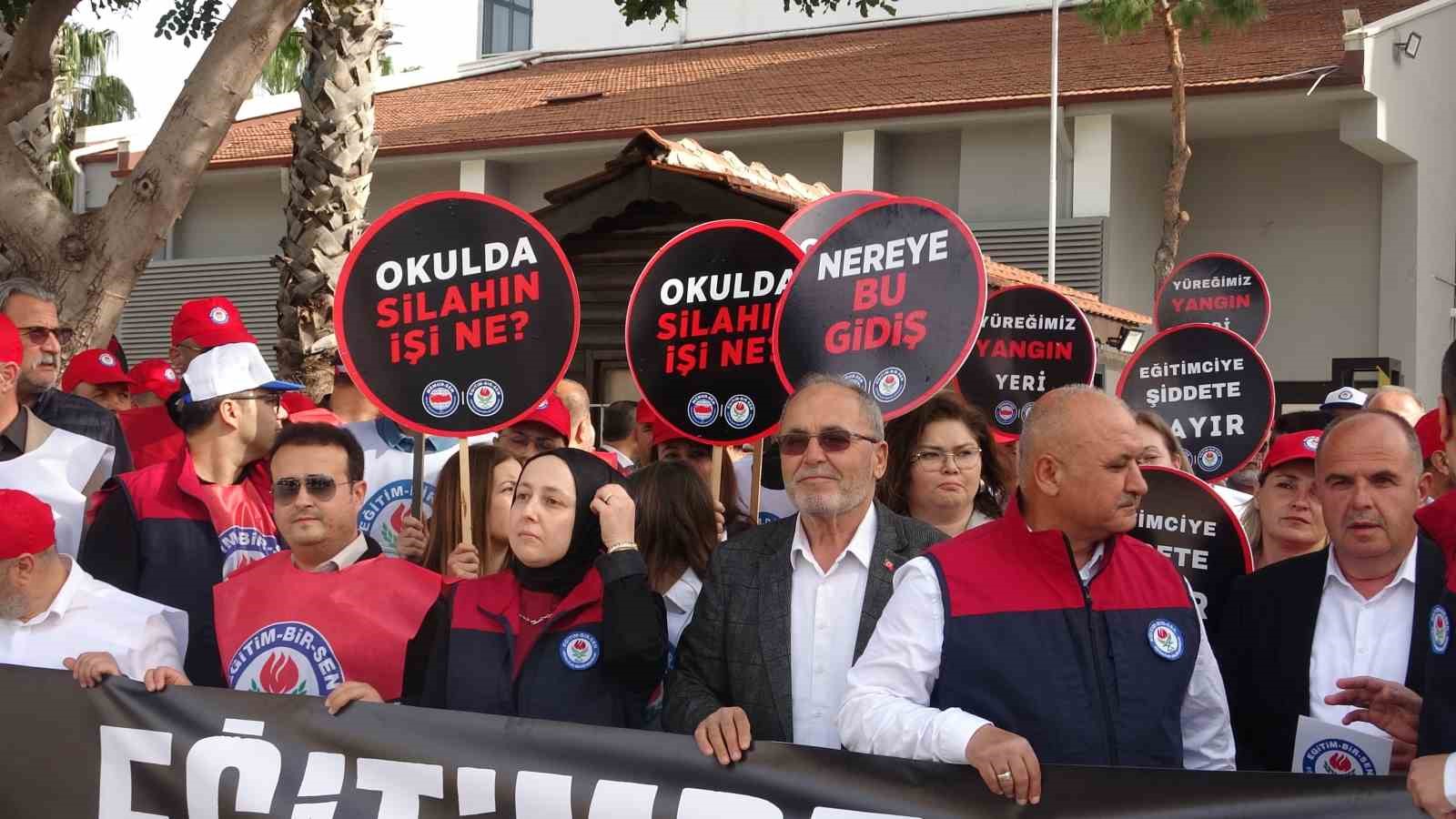 Antalya’da okullara yapılan saldırılar protesto edildi
Antalya’da okullara yapılan saldırılar protesto edildi