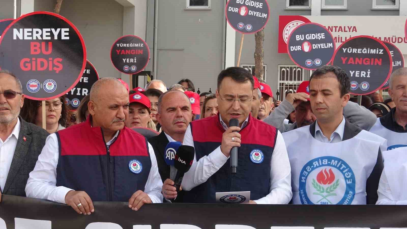 Antalya’da okullara yapılan saldırılar protesto edildi
Antalya’da okullara yapılan saldırılar protesto edildi